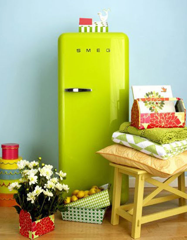 Яркий дизайн холодильника SMEG салатового цвета