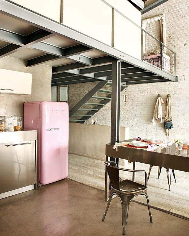 Холодильник SMEG розового цвета в индустриальном дизайне кухни-столовой