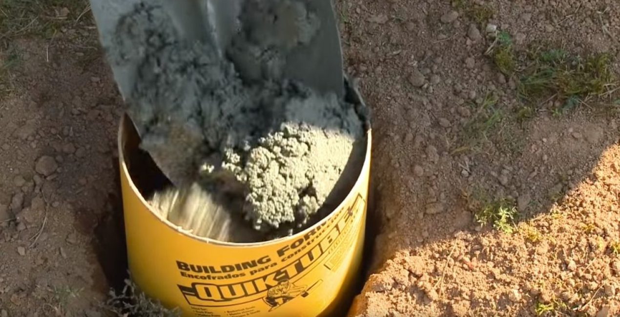 При помощи лопаты бетоном наполняют опалубку