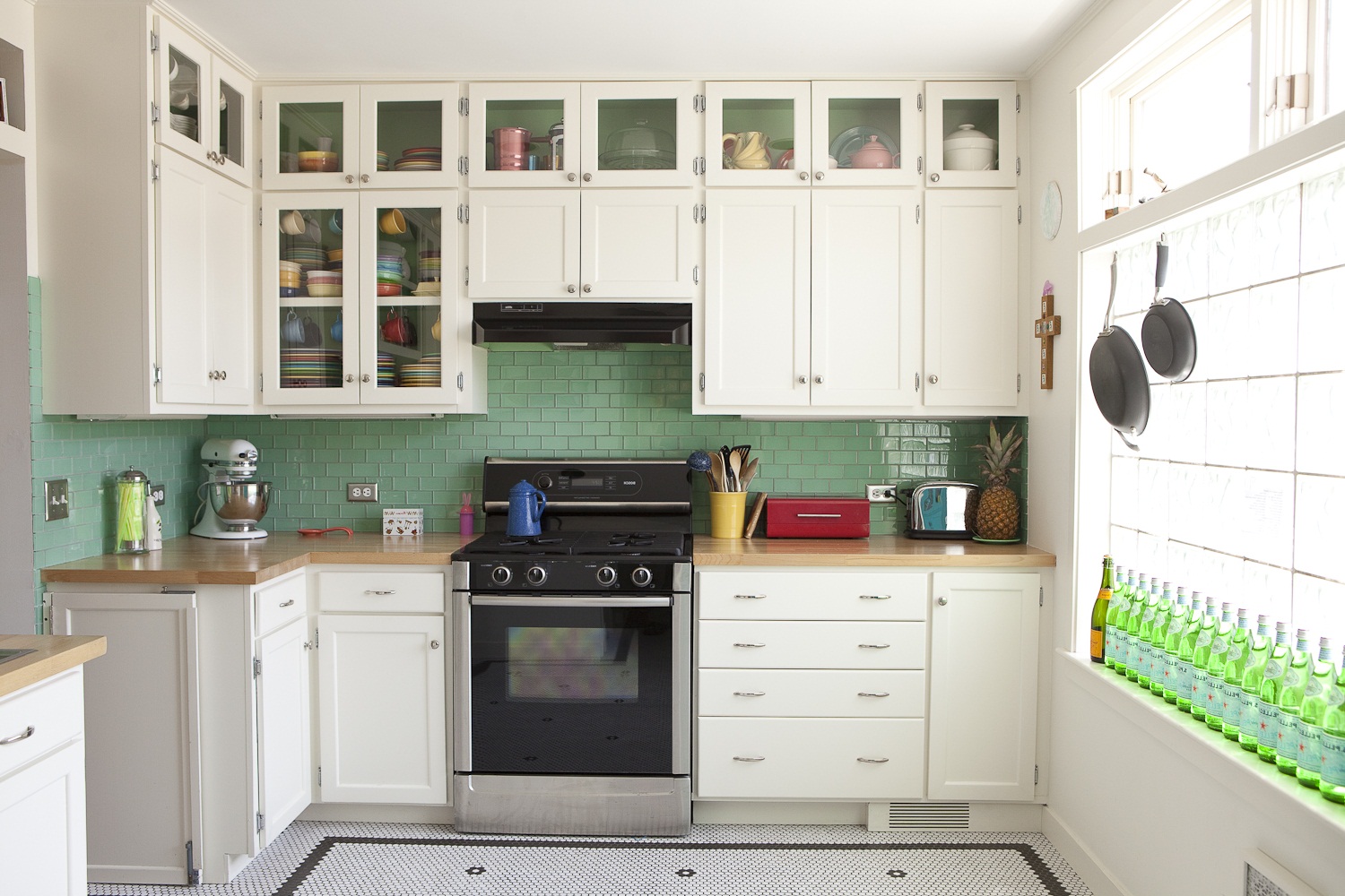 Фото дизайнерской работы, прямой кухни с высокими шкафами до потолка. 