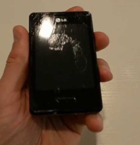 Экран телефона с пятном клея
