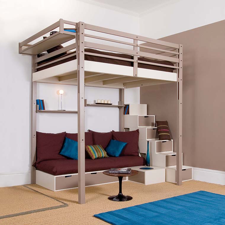 Металлическая двухъярусная кровать с большим спальным местом и диваном внизу