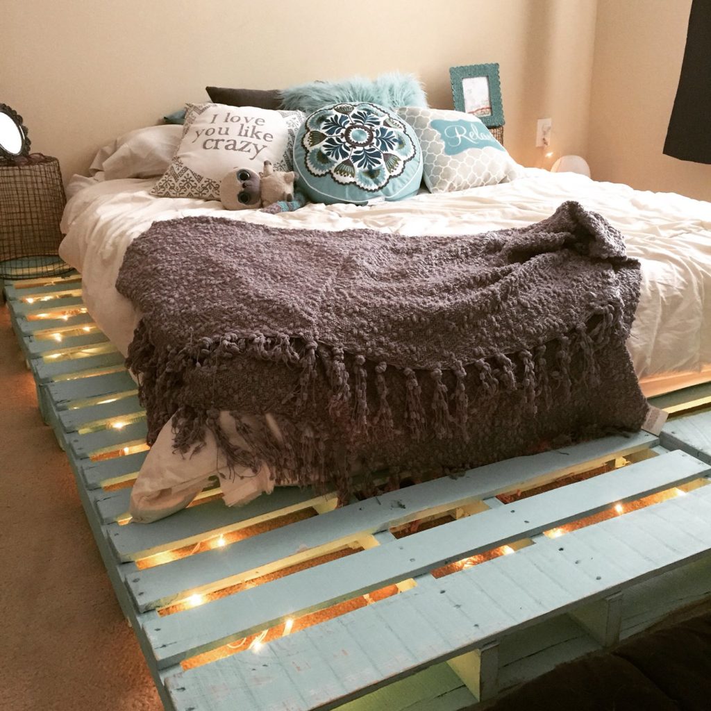 Фото двуспальной кровати из паллет с матрасом