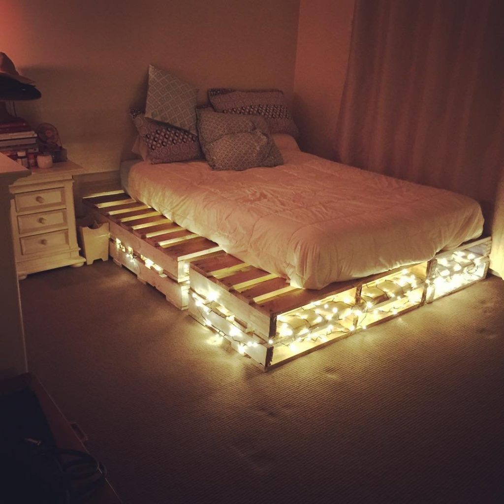 Самостоятельно изготовленная из деревянных поддонов кровать с подсветкой