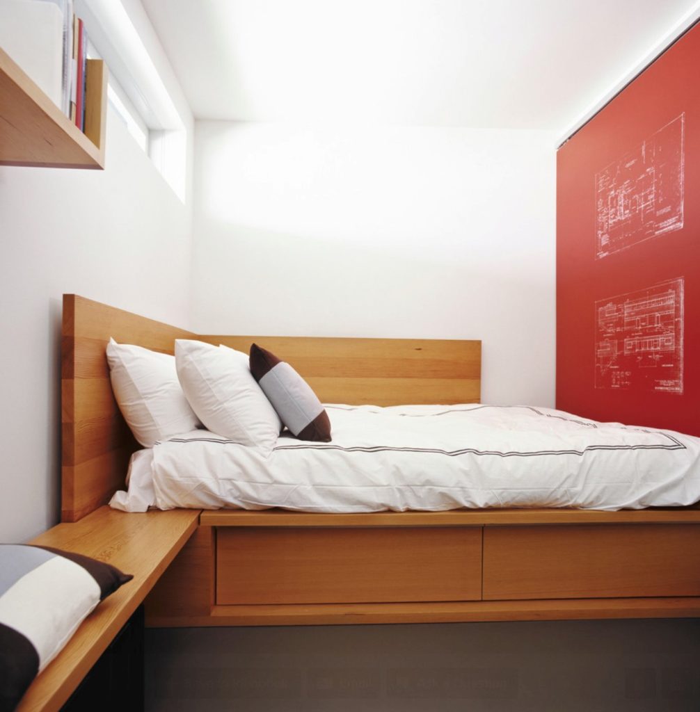 Кровать-подиум с ящиками встроенная в нишу