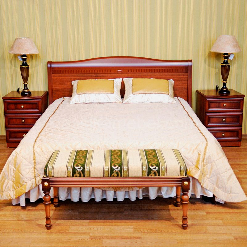 Кровать в классическом стиле с банкеткой в изножье