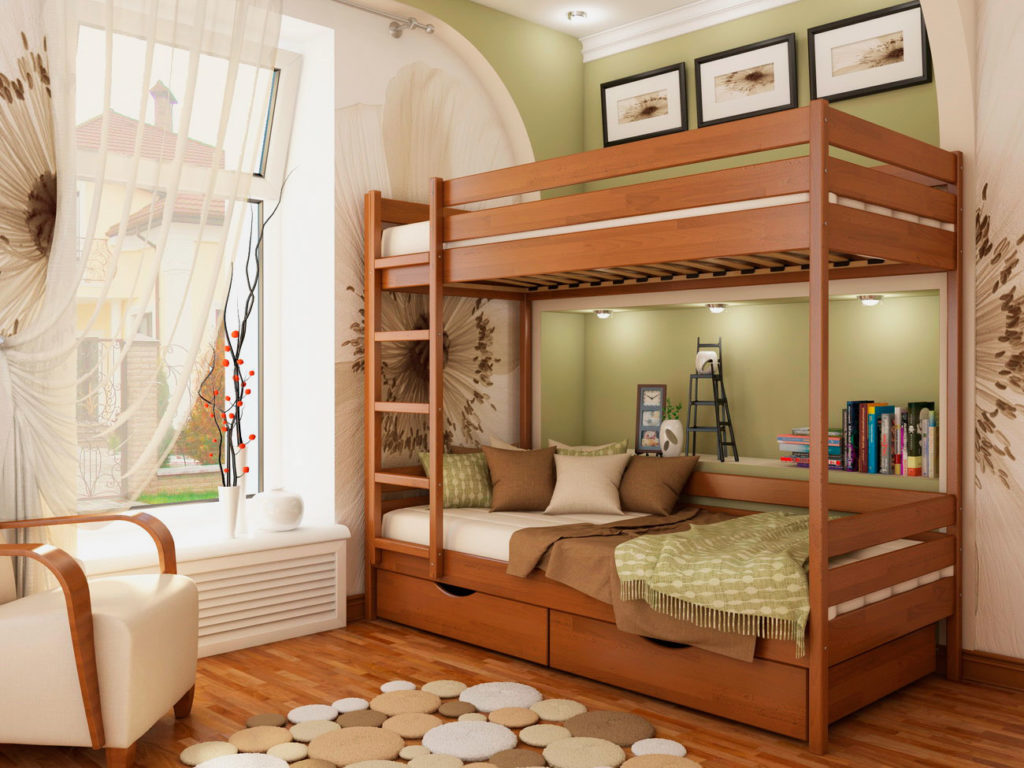 Деревянная двухъярусная кровать в интерьере детской комнаты