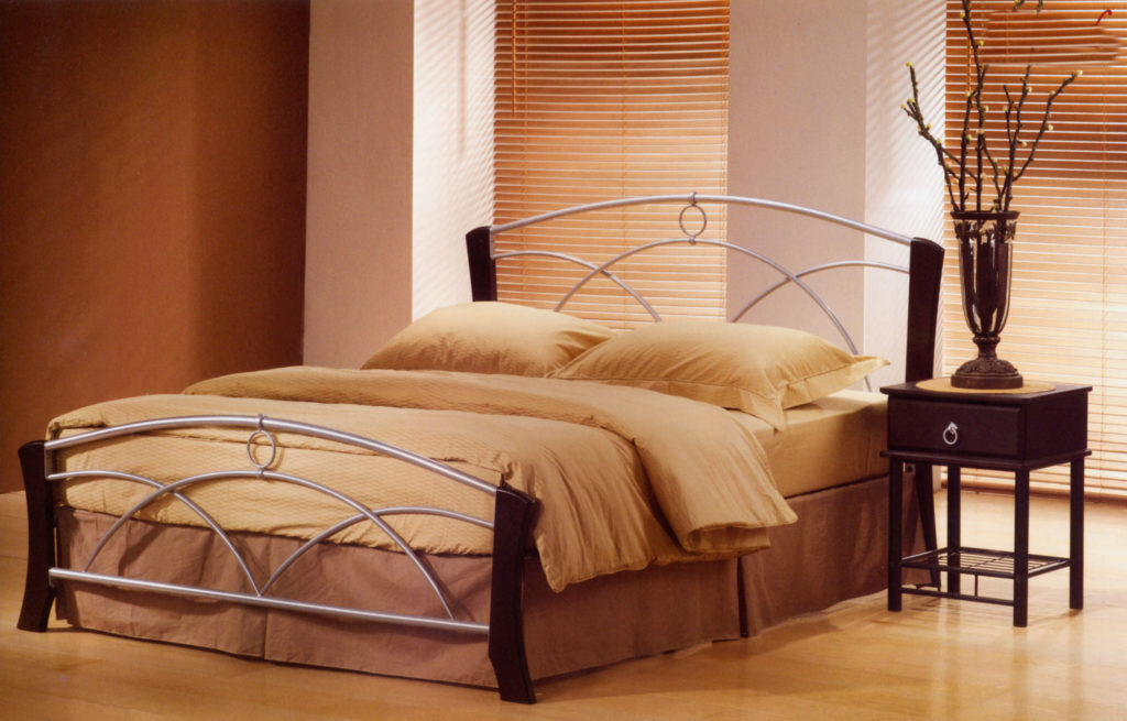 Фото двуспальной кровати с металлическим изголовьем и изножьем
