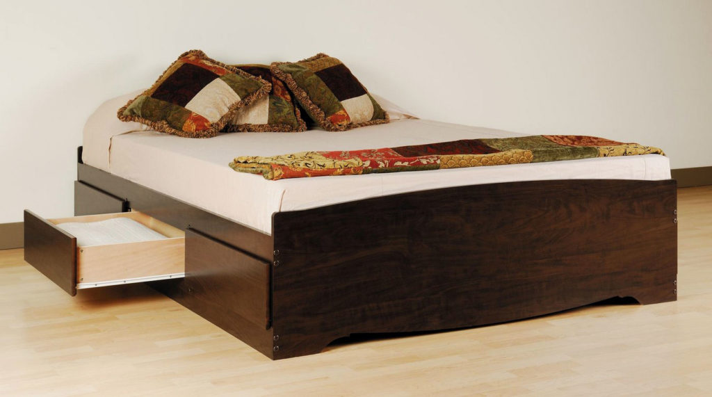 Двуспальная кровать с выдвижными вещевыми ящиками