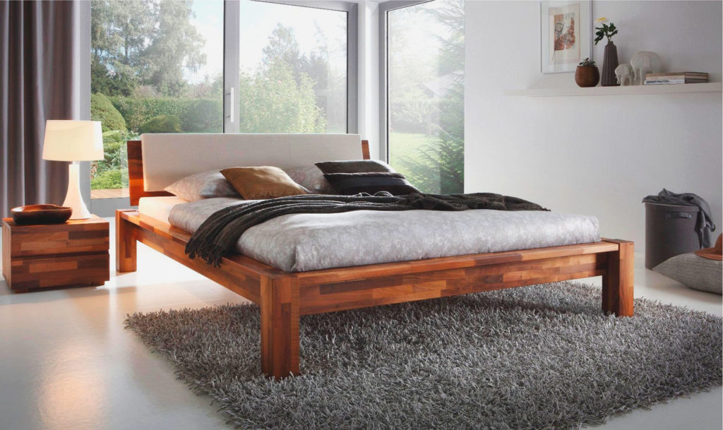 Фото деревянной кровати на высоких ножках в интерьере