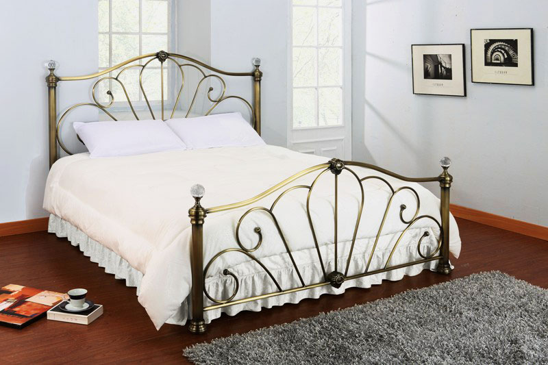 Кованная кровать в интерьере спальной комнаты