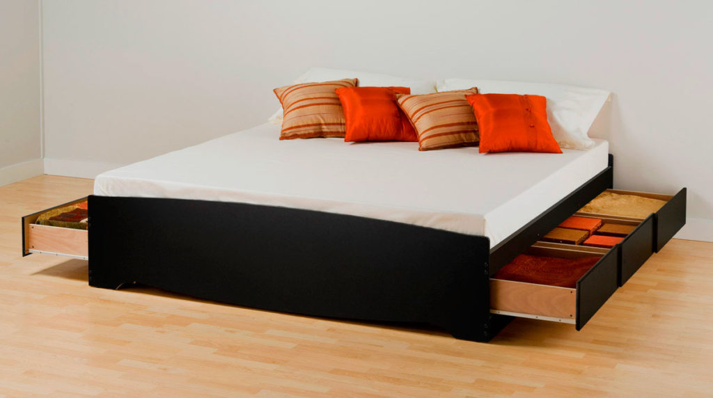 Большая двуспальная кровать с выдвижными ящиками
