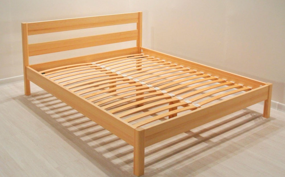 Большая деревянная двуспальная кровать с выдвижными ящиками для хранения белья
