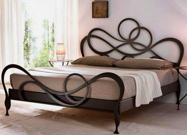 Стильная кованая кровать с плавными линиями