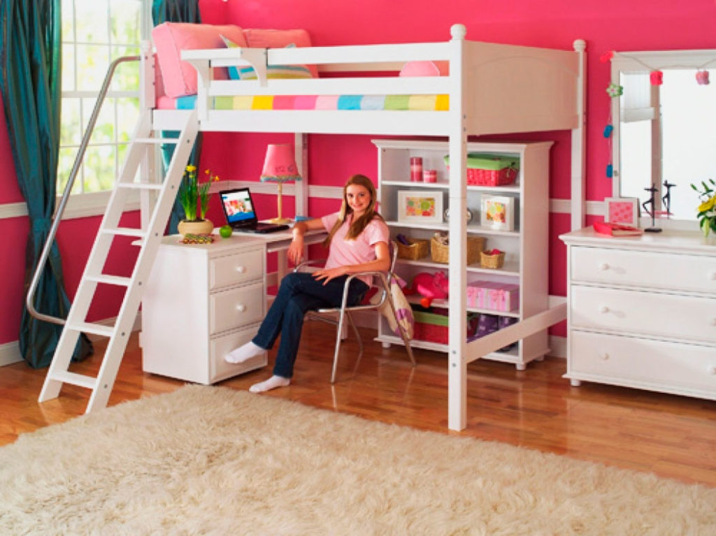 Кровать-чердак для девочки подростка со свободно организуемым пространством внизу