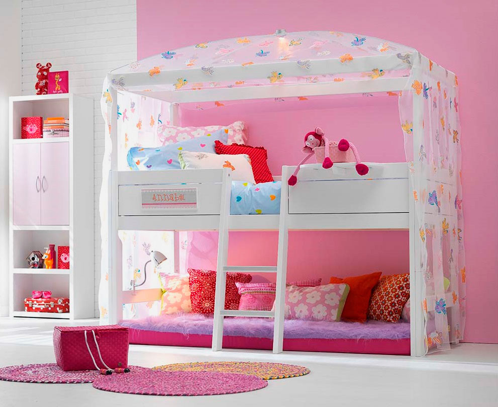 Детская кровать-чердак с балдахином в интерьере комнаты девочки