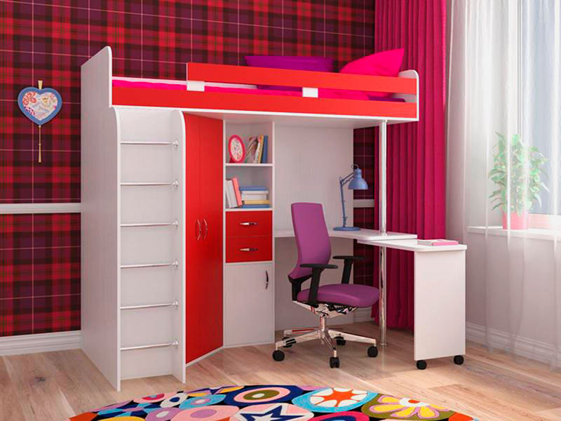 Красная кровать-чердак со столом в интерьере комнаты деочки