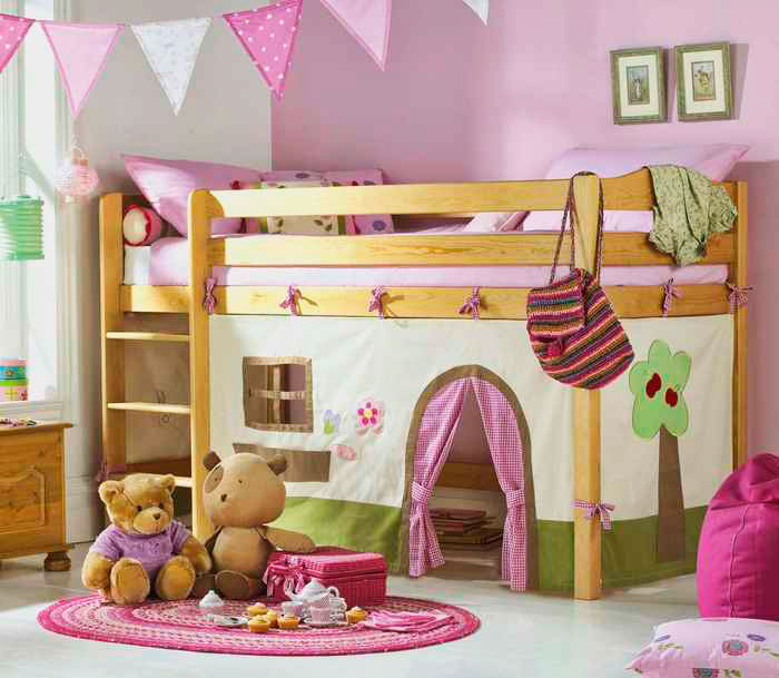 Кровать-чердак для девочек в интерьере комнаты