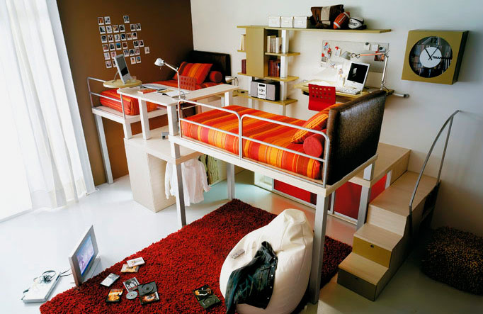 Фото интерьера комнаты с двумя кроватями чердачного типа в интерьере