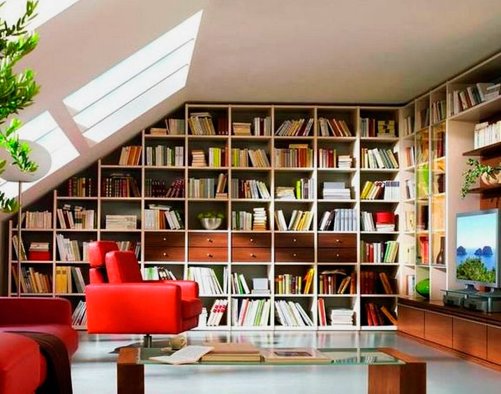 Встроенный шкаф для книг в интерьере комнаты