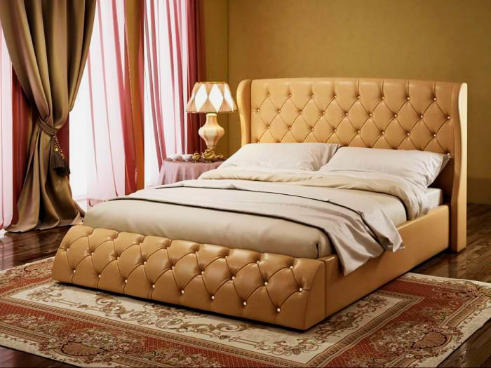 Фото роскошной двуспальной кровати кремового цвета в кожаной отделке с каретным декором