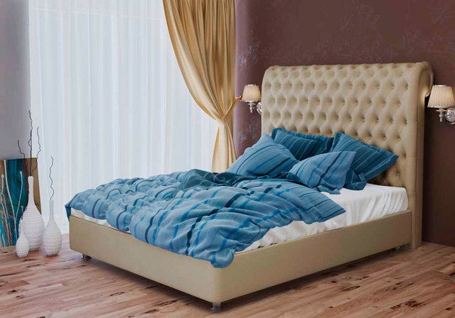 Мягкая кровать с высоким изголовьем у окна в спальной комнате