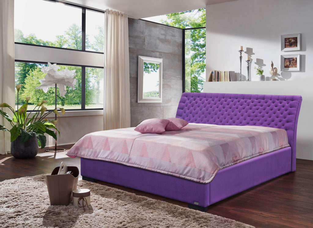 Сиреневая кутаная кровать в стильном интерьере спальной