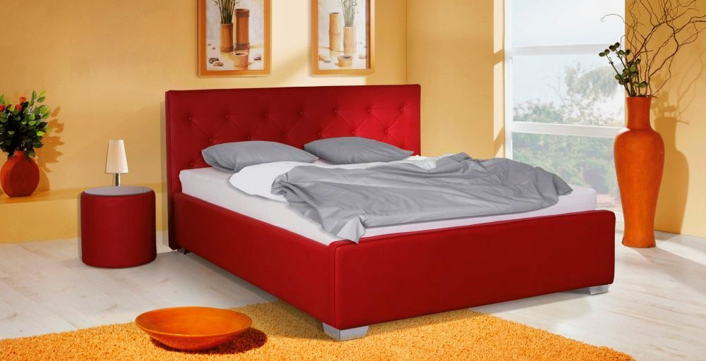 Кровать отделанная красной кожей с высоким изголовьем