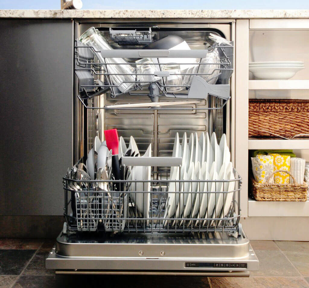 Фот открытой посудомоечной машины