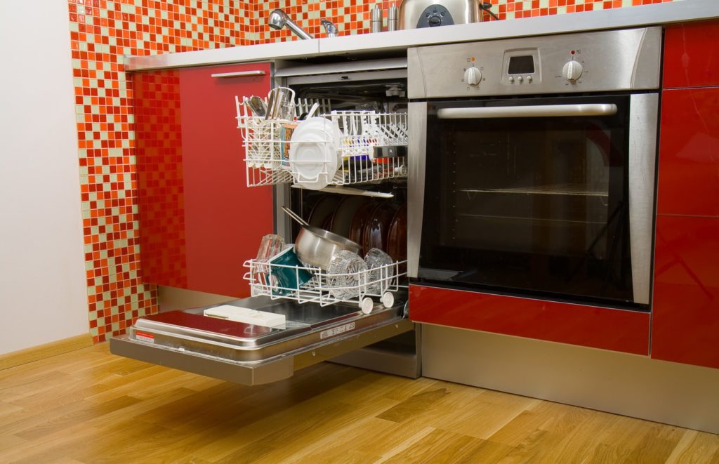 Кухонный гарнитур со встроенной посудомойкой