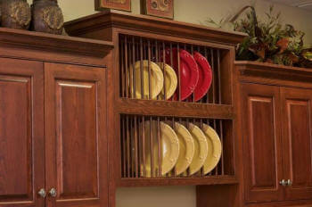 Фото навесного кухонного шкафа с открытым фасадам с сушилкой для тарелок