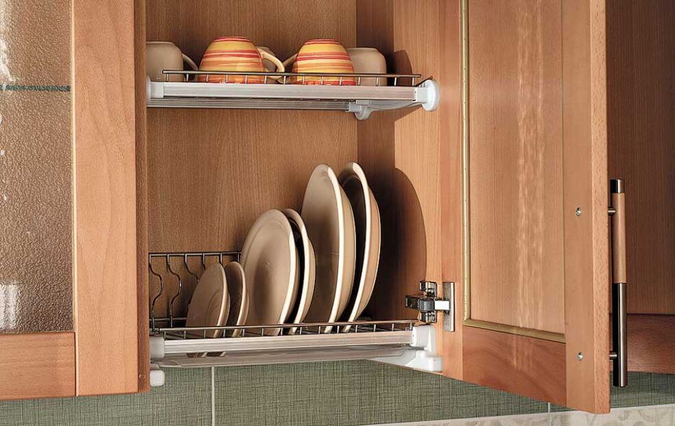 Навесной кухонный шкаф для тарелок с распашной дверцей