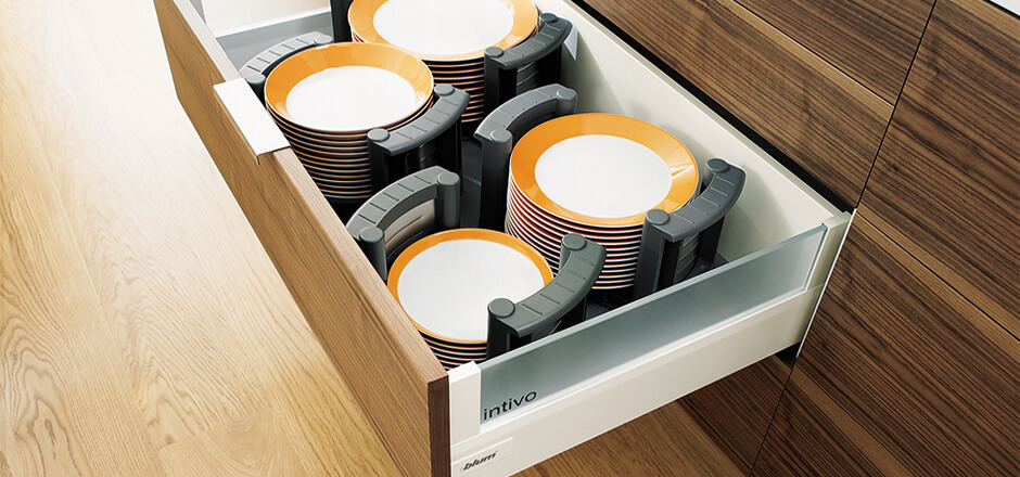 Фото выдвижного кухонного ящика для тарелок хранящихся стопками