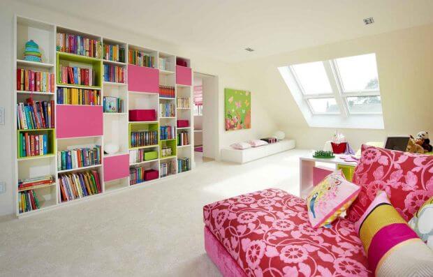 Фото детской комнаты с большим книжным шкафом во всю стену