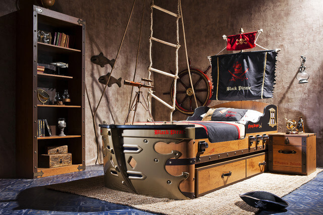 Детская в пиратском стиле с книжным шкафом в интерьере