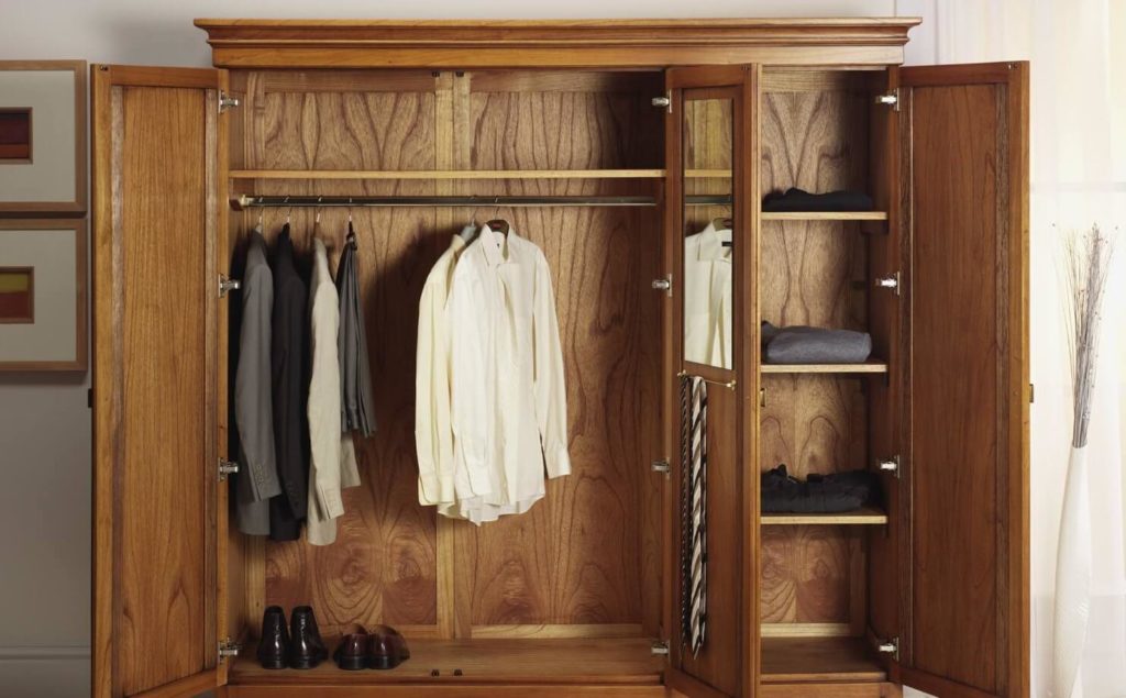 Распашной деревянный шкаф для одежды