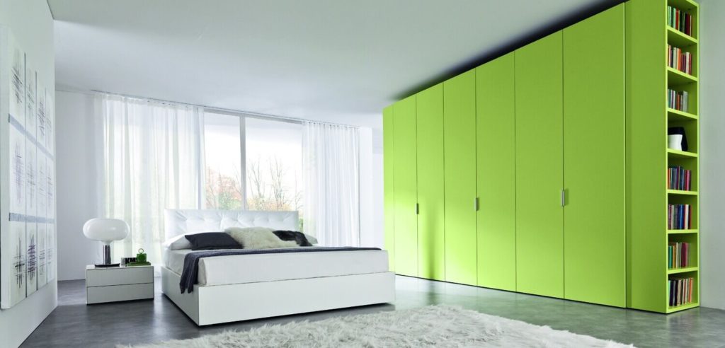 Большой зеленый шкаф в спальне для одежды