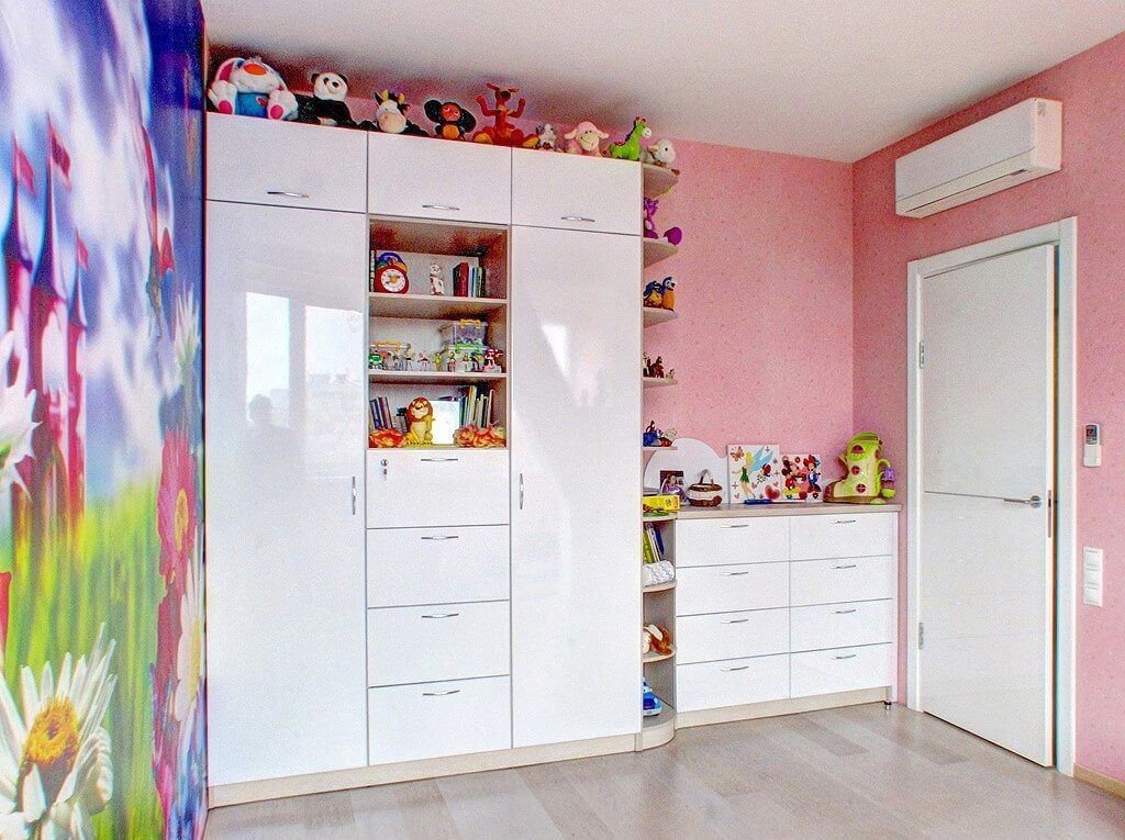 Белый шкаф в детской с глянцевым фасадом
