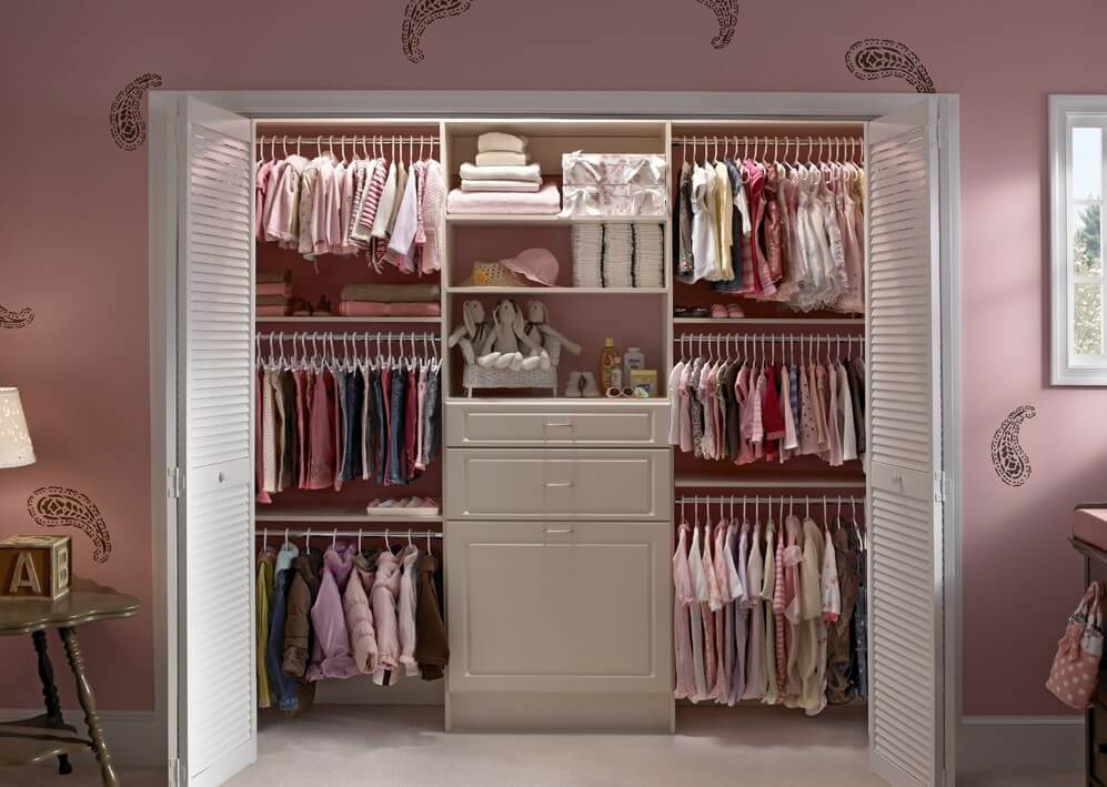 Фото встроенной гардеробной в детской со складными дверьми