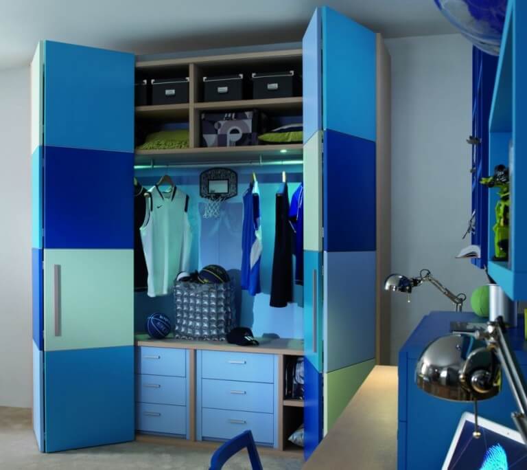 Шкаф в детскую для одежды со складными дверцами