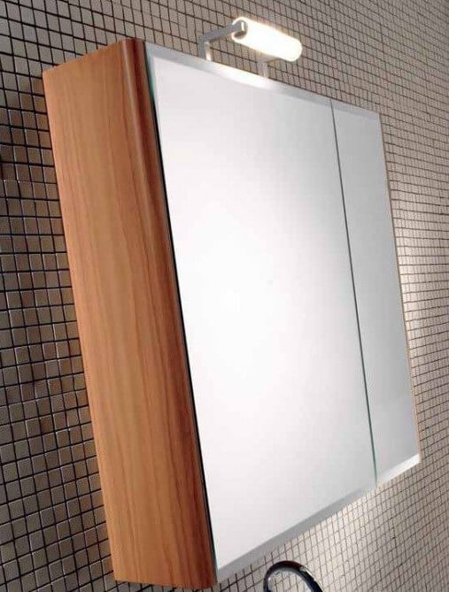 Зеркало со шкафом в ванную оснащенное подсветкой