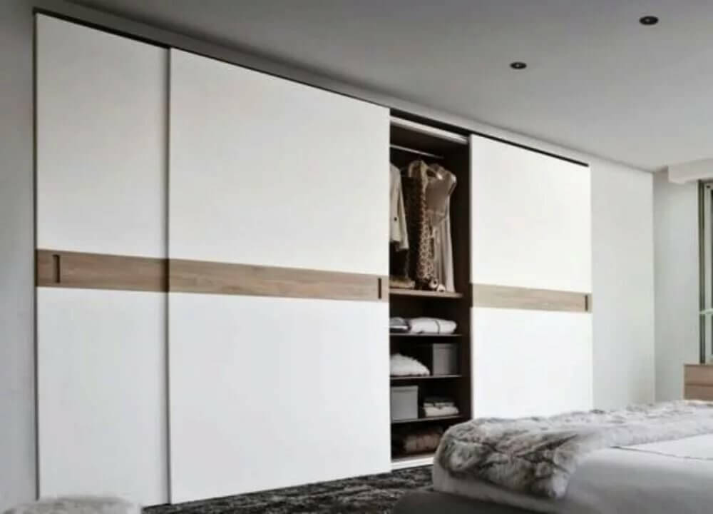 встроенный шкаф купе с белыми фасадами в интерьере спальни