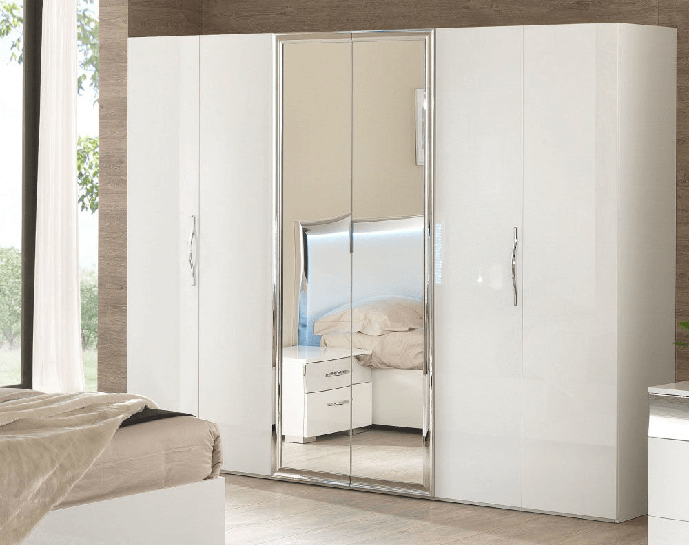 Белый распашной шкаф с зеркалом в спальню