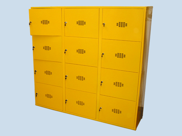 Желтый большой шкаф