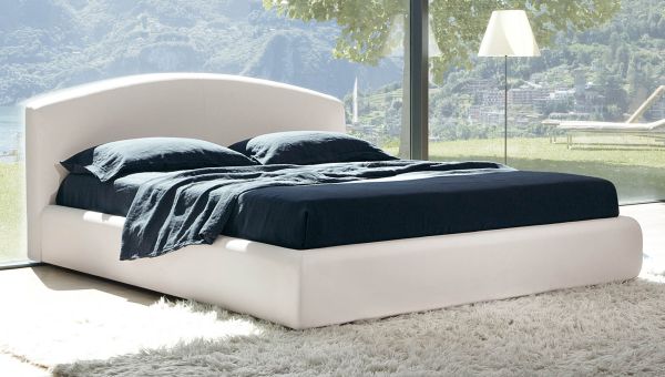 Белая мягкая кровать в оформлении модерн