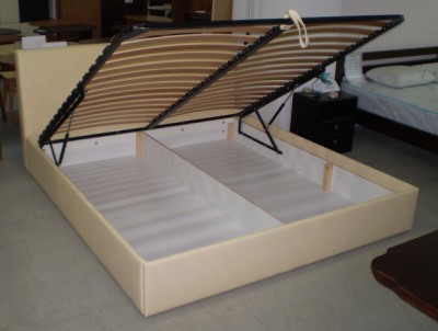 Кровать с ручным подъемным механизмом