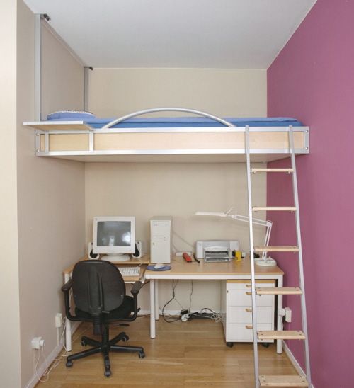Подвесная кровать в квартире с высокими потолками