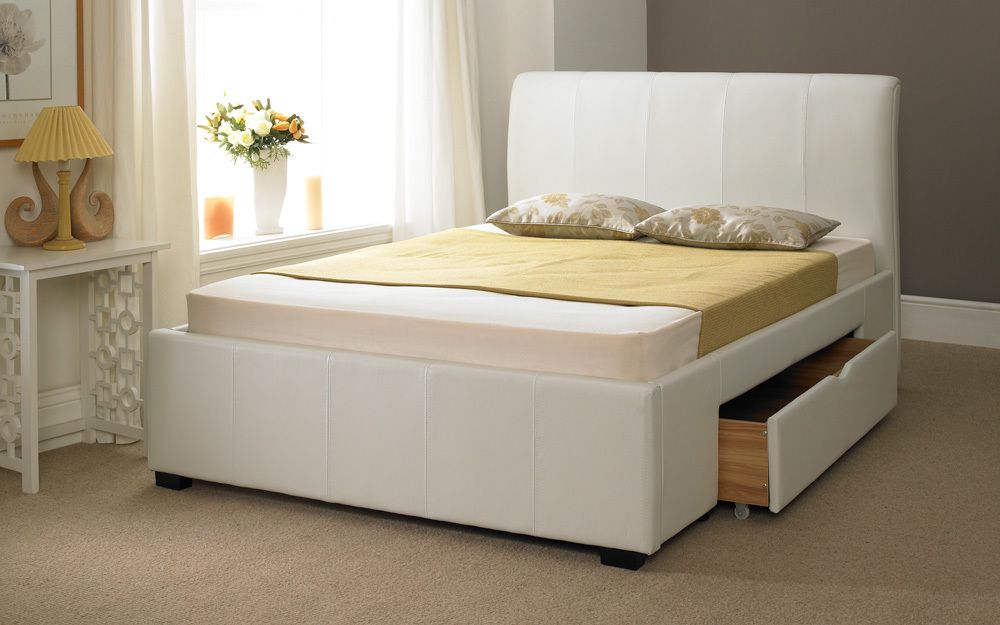 Белая кровать с выдвижными ящиками