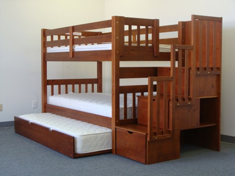 Угловая трехъярусная кровать для троих детей