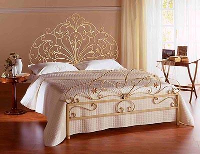 Кованые кровати в золотом цвете